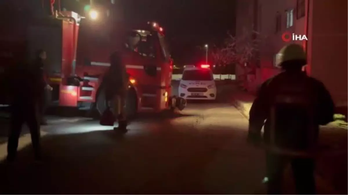 Evini ateşe verip kendini bıçakladı: 3 kişi hastaneye kaldırıldı