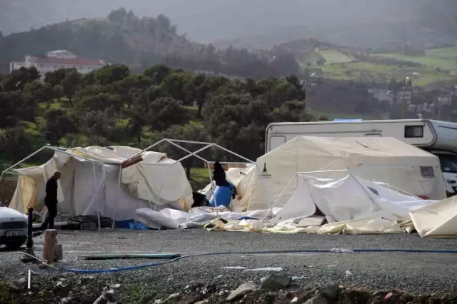 Hatay'da fırtına çadırları yıktı