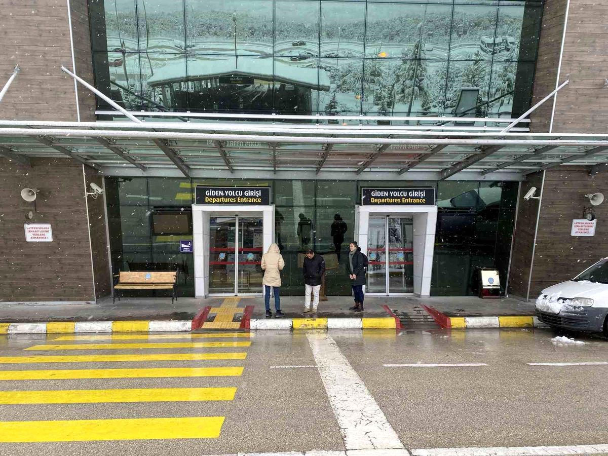 Kar yağışı Kastamonu\'da uçuşları iptal ettirdi