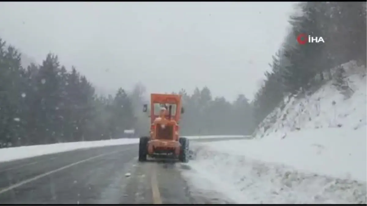 Kocayayla geçidi, yoğun kar yağışı nedeniyle öğleye kadar ağır vasıtalara geçit vermedi