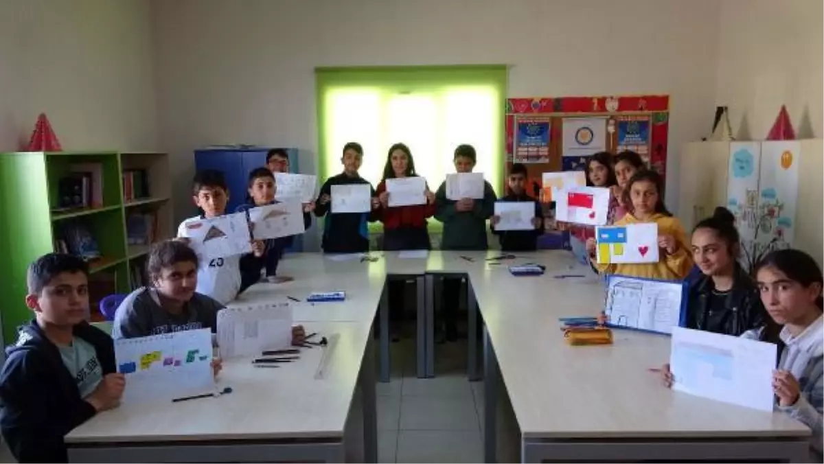 KOLONLARI KESİLMİŞ BİNA RESMİ ÇİZİP, DEPREME DİKKAT ÇEKTİLER