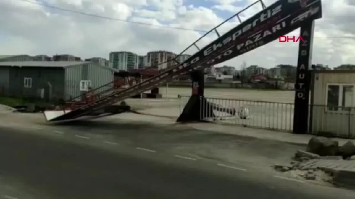 KUVVETLİ RÜZGARDA ÇATI VE TABELALAR UÇTU: 2 YARALI