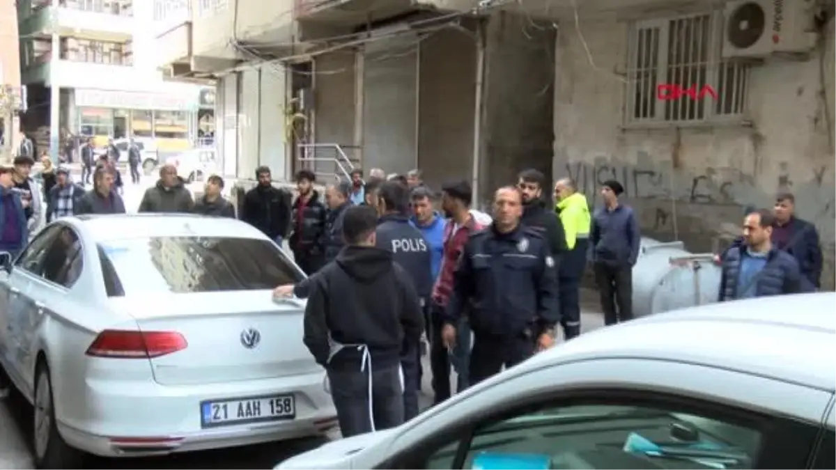 KUVVETLİ RÜZGARDA ÇATIDAKİ SU TANKI OTOMOBİLİN ÜZERİNE DÜŞTÜ