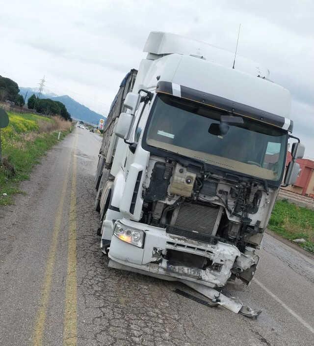 Manisa'da tır ile otomobil kafa kafaya çarpıştı: 1 ölü