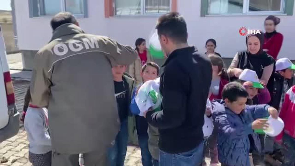 Minik öğrenciler fidanları toprakla buluşturdu