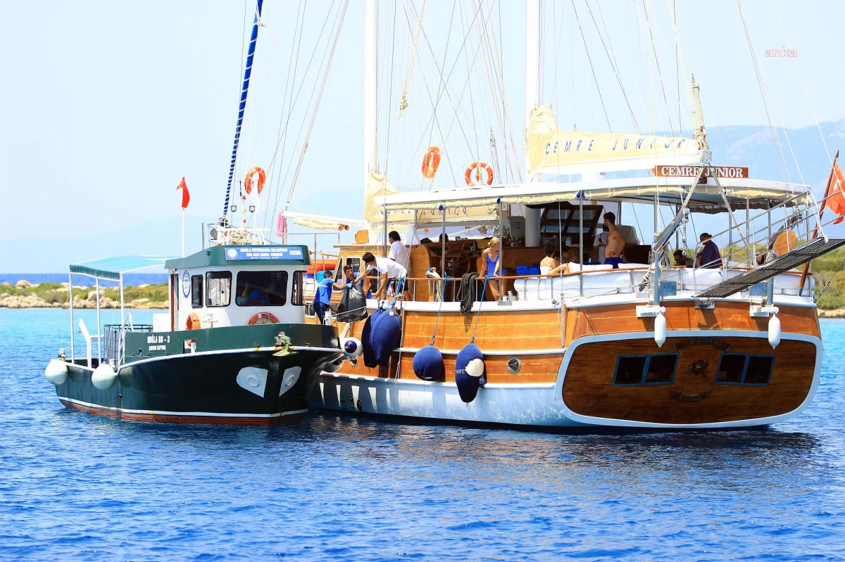Muğla Büyükşehir Belediyesi\'nin Atık Alım Tekneleri Turizm Sezonuna Hazırlanıyor