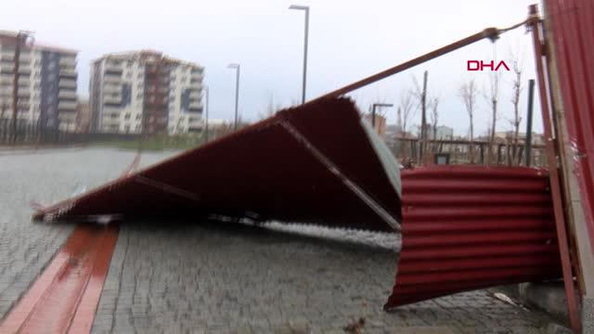 MUŞ'TA ŞİDDETLİ RÜZGAR VE YAĞIŞ; ÇATILAR UÇTU, EV VE İŞ YERLERİNİN CAMLARI KIRILDI