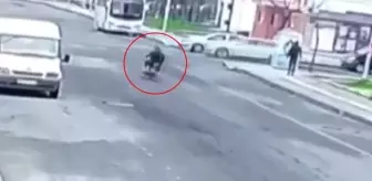 Ölümle sonuçlanan motosiklet kazasında kamera görüntüleri ortaya çıktı! 2 kişi metrelerce takla atarak savruluyor