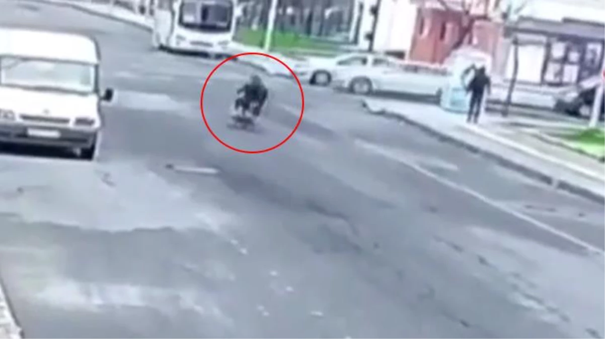 Ölümle sonuçlanan motosiklet kazasında kamera görüntüleri ortaya çıktı! 2 kişi metrelerce takla atarak savruluyor