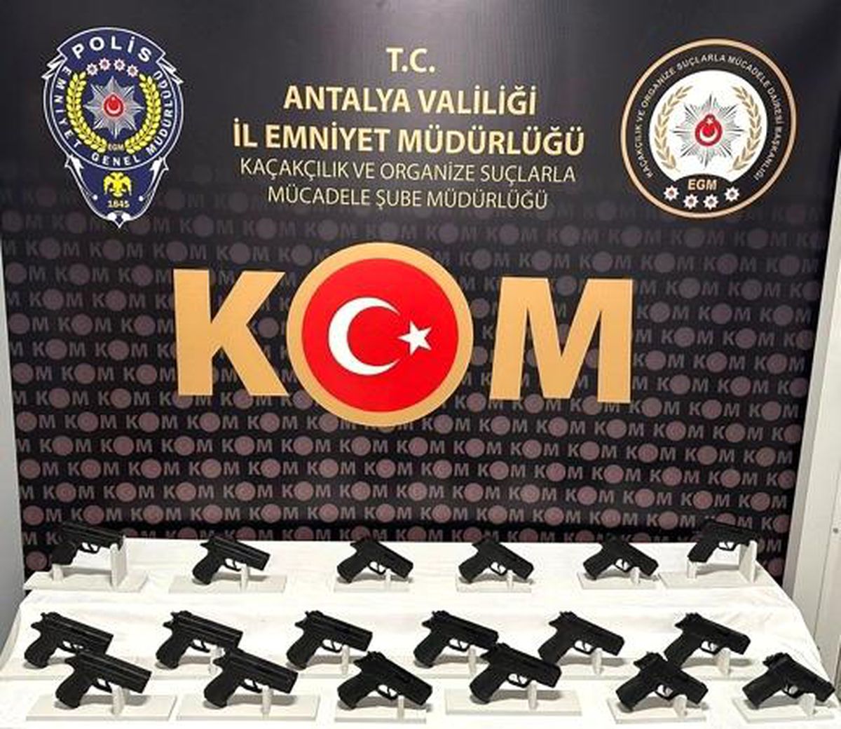 Polisin durdurduğu araçtan uyuşturucu madde ve ruhsatsız silahlar çıktı