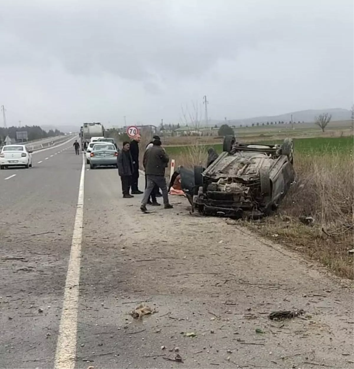 Takla atan otomobil ters döndü: 2 yaralı