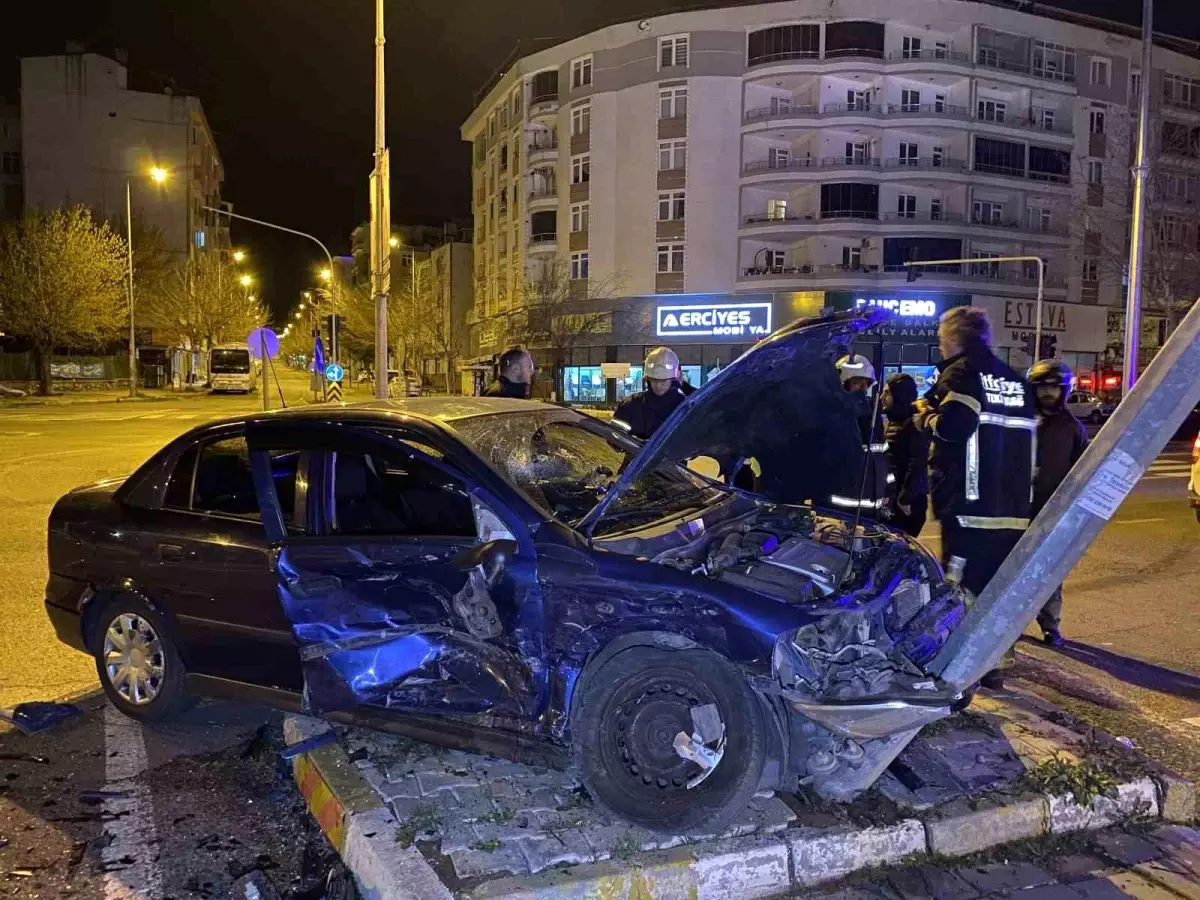 Tekirdağ\'da iki otomobil kavşakta çarpıştı: 5 yaralı