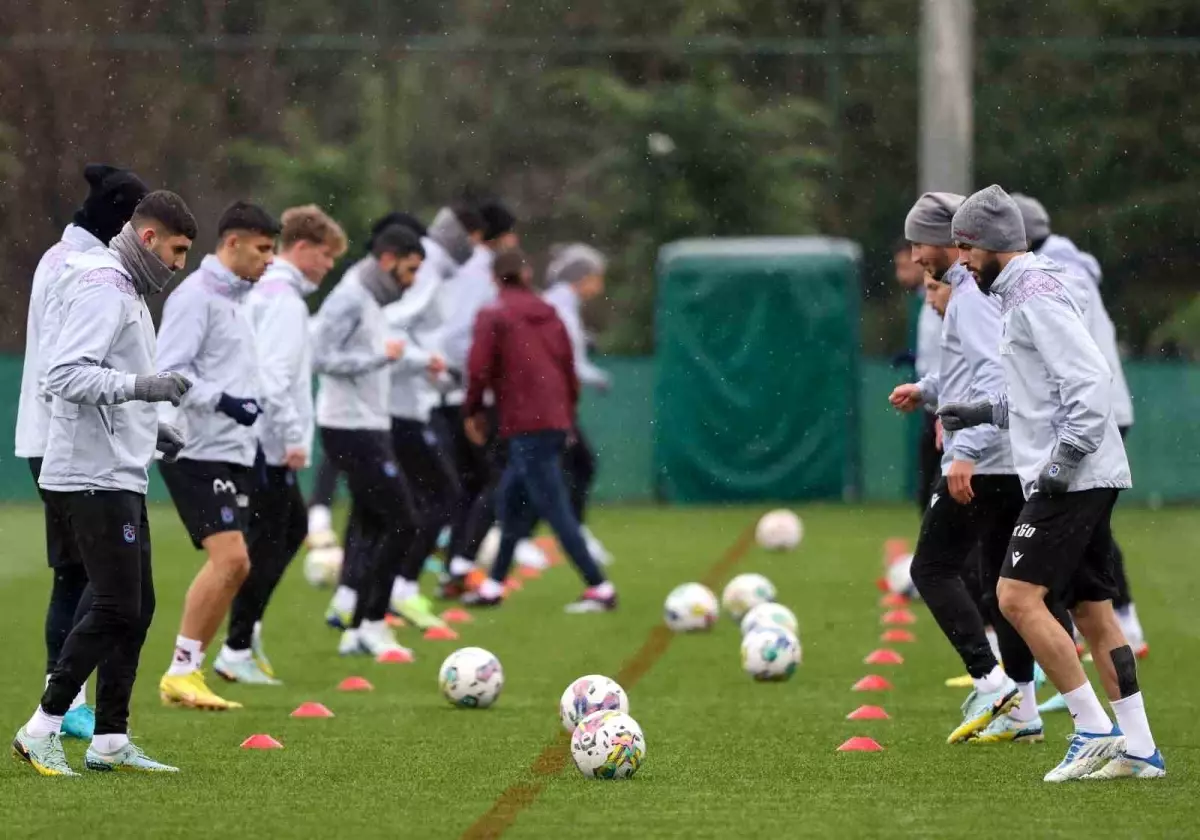 Trabzonspor, yağmur altında Kayserispor maçı hazırlıklarını sürdürdü