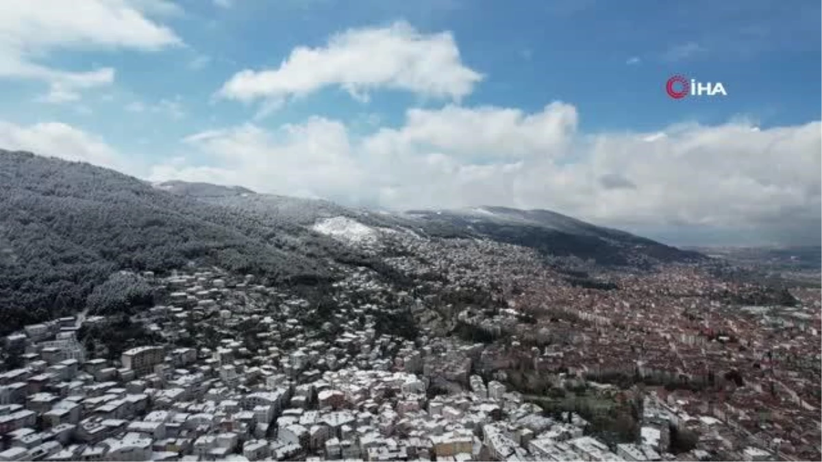 Uludağ\'ın eteklerindeki mahalleler karla kaplandı