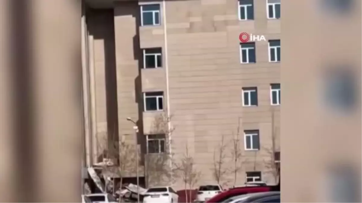 Van\'da şiddetli rüzgar çatıları böyle uçurdu