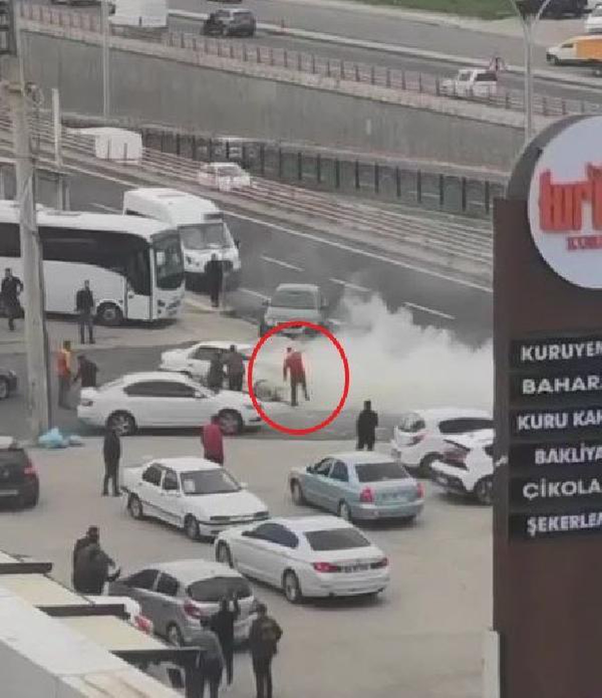 Yanan otomobilin kaputunu tekme atıp, açmaya çalıştı
