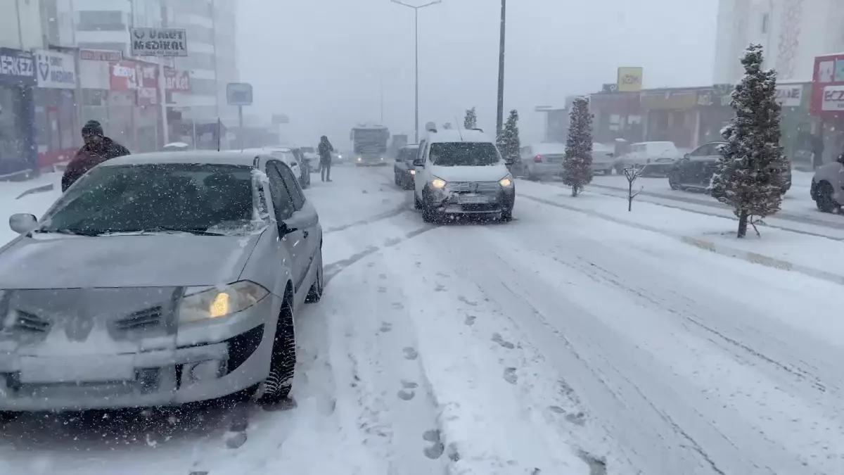 Yozgat\'ta Sabah Saatlerinde Etkili Olan Kar Yağışı Yaşamı Olumsuz Etkiledi