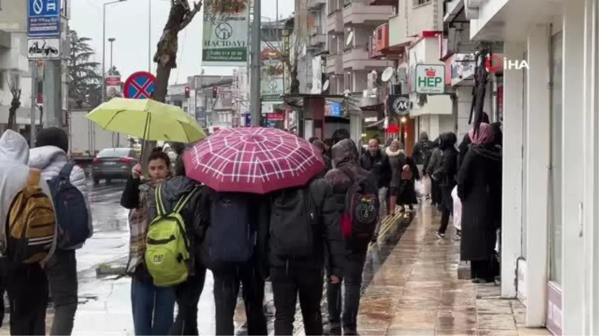 Yüksek kesimler beyaza bürünmüştü, şehir merkezinde de yağış başladı