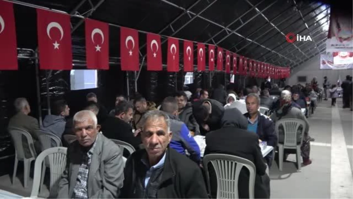 Aile ve Sosyal Hizmetler Bakanı Derya Yanık, Osmaniye\'de depremzedelerle iftar yaptı