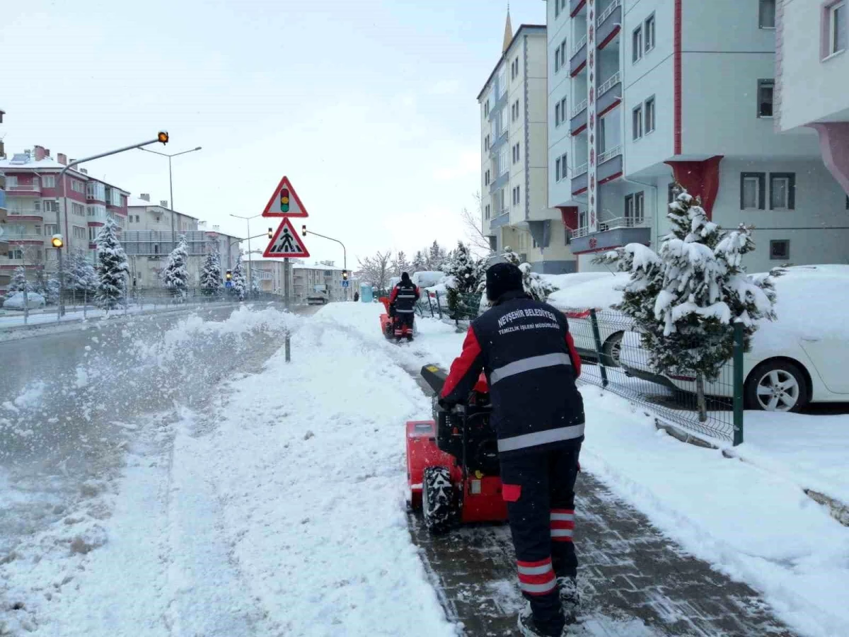 Belediye\'nin karla mücadelesi devam ediyor