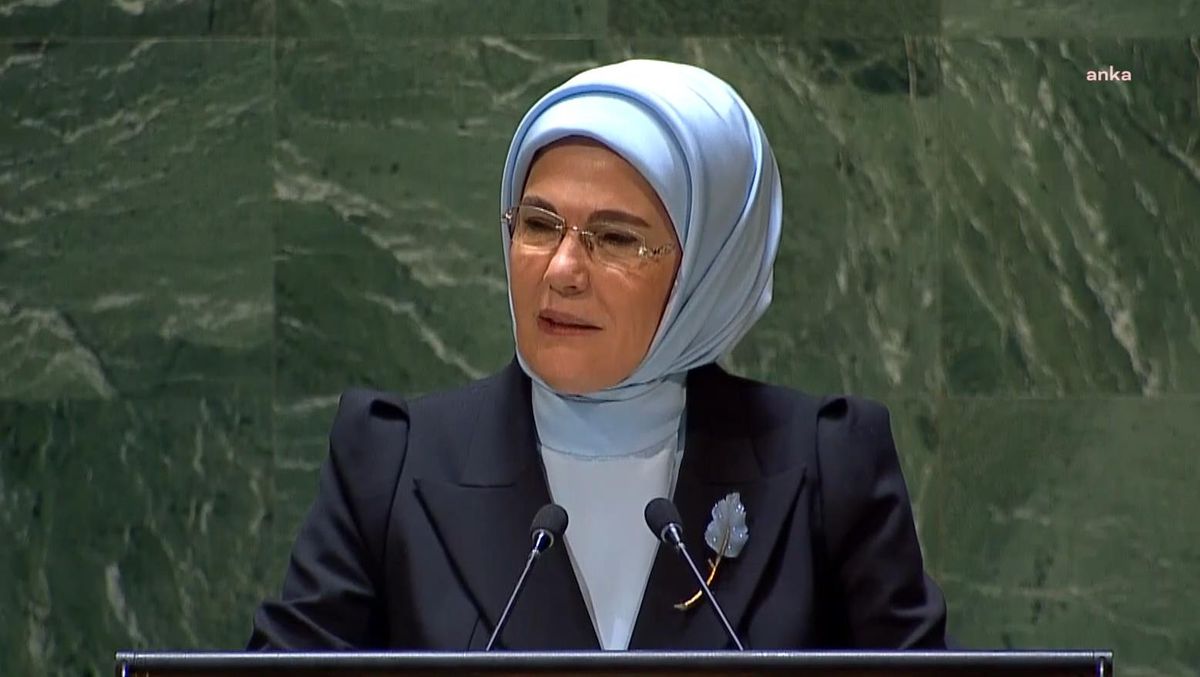 BM\'de Konuşan Emine Erdoğan: "Sıfır Atık Projesi Kapsamında Türkiye\'de Geri Kazanılan Milyonlarca Atık ile 650 Milyon Ton Hammadde Tasarrufu Sağlandı"