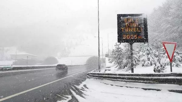 Bolu Dağı'nda kar esareti! Ekipler aralıksız çalışıyor Bolu Dağı'nda kar esareti! Ekipler aralıksız çalışıyor