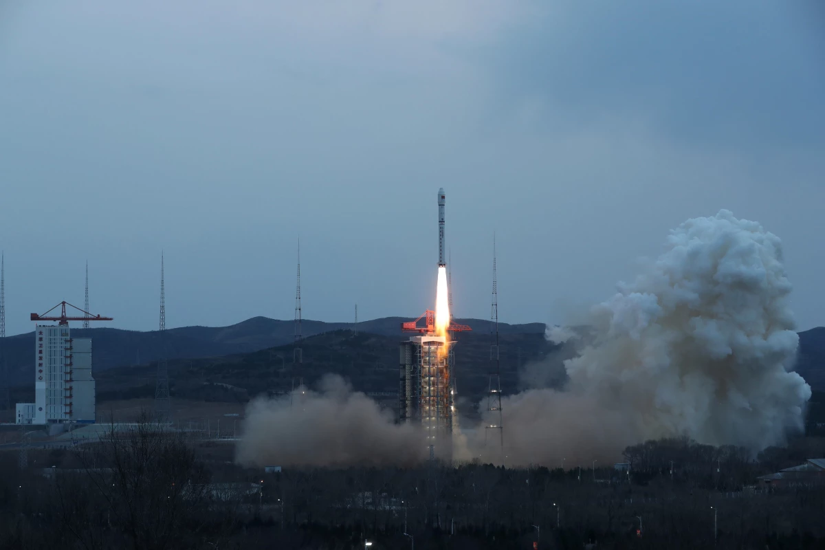 Çin, Pıesat-1 Takım Uydusunu Uzaya Fırlattı