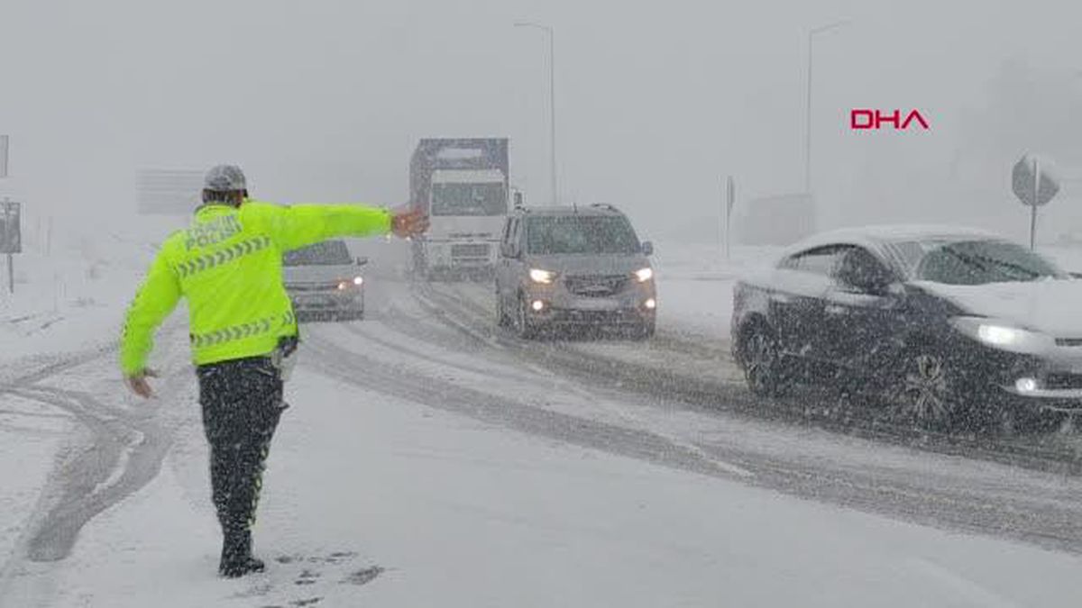 D-100 KARAYOLUNUN İSTANBUL İSTİKAMETİ TRAFİĞE KAPANDI - EK
