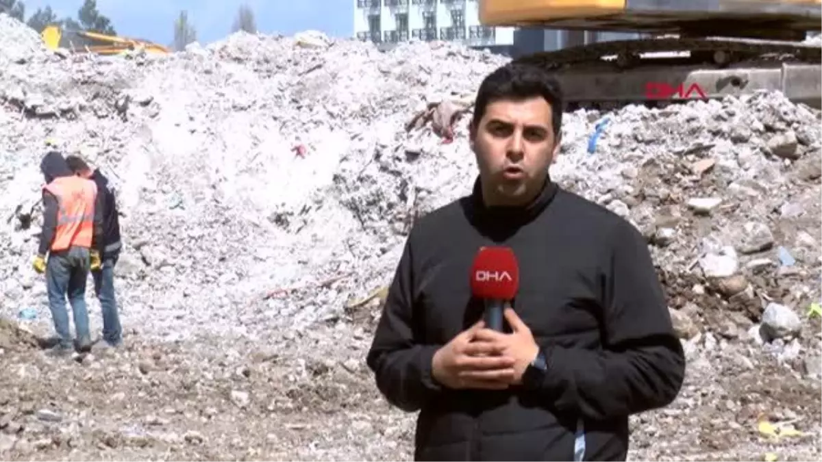 DİYARBAKIR\'DA POLİS ÖZEL EKİPLERİ ENKAZDAKİ DEĞERLİ EŞYALARI SAHİPLERİNE TESLİM EDİYOR