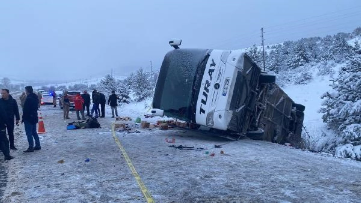 ERZİNCAN\'DA OTOBÜS DEVRİLDİ: 2 ÖLÜ, 21 YARALI