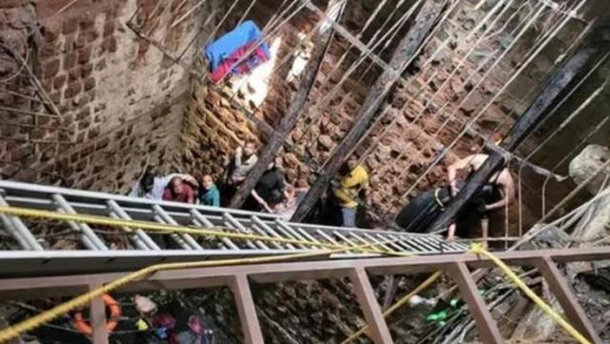 Festivale gölge düşüren olay! Tamı tamına 25 kişi, tapınakta çatısı çöken kuyuya düştü