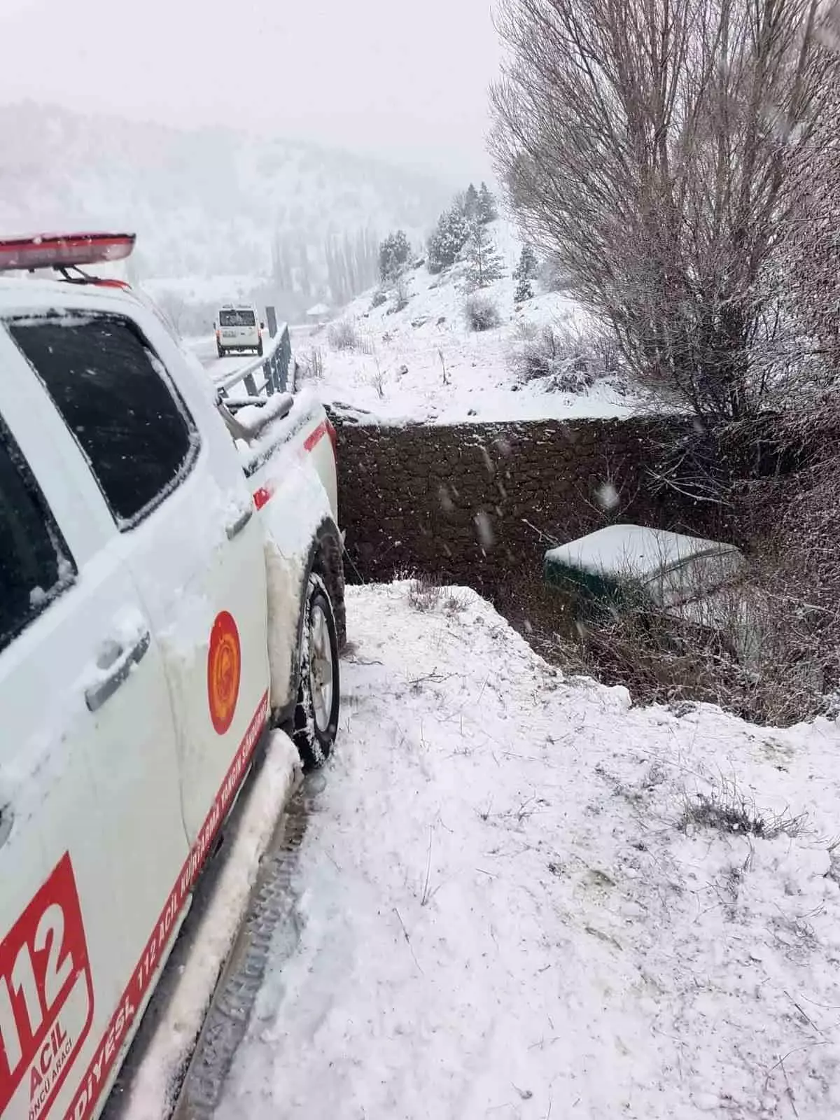 Giresun\'da buzlu yolda kayan araç köprüden uçtu: 4 yaralı