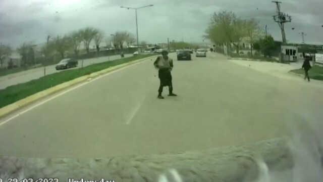 Halk otobüsünün çarptığı zihinsel engelli adam öldü! Kaza anı araç kamerasında