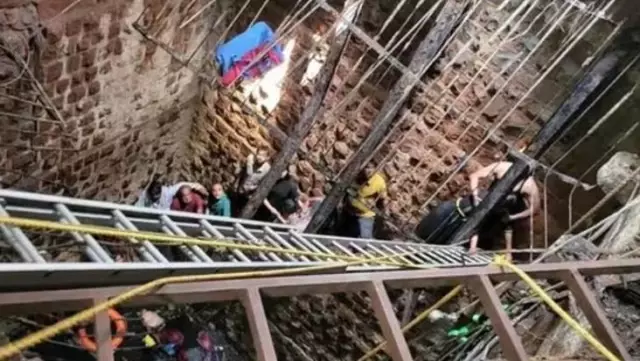 Hindistan'da tapınakta çatısı çöken kuyuya 25 kişi düştü Hindistan'da tapınakta çatısı çöken kuyuya 25 kişi düştü