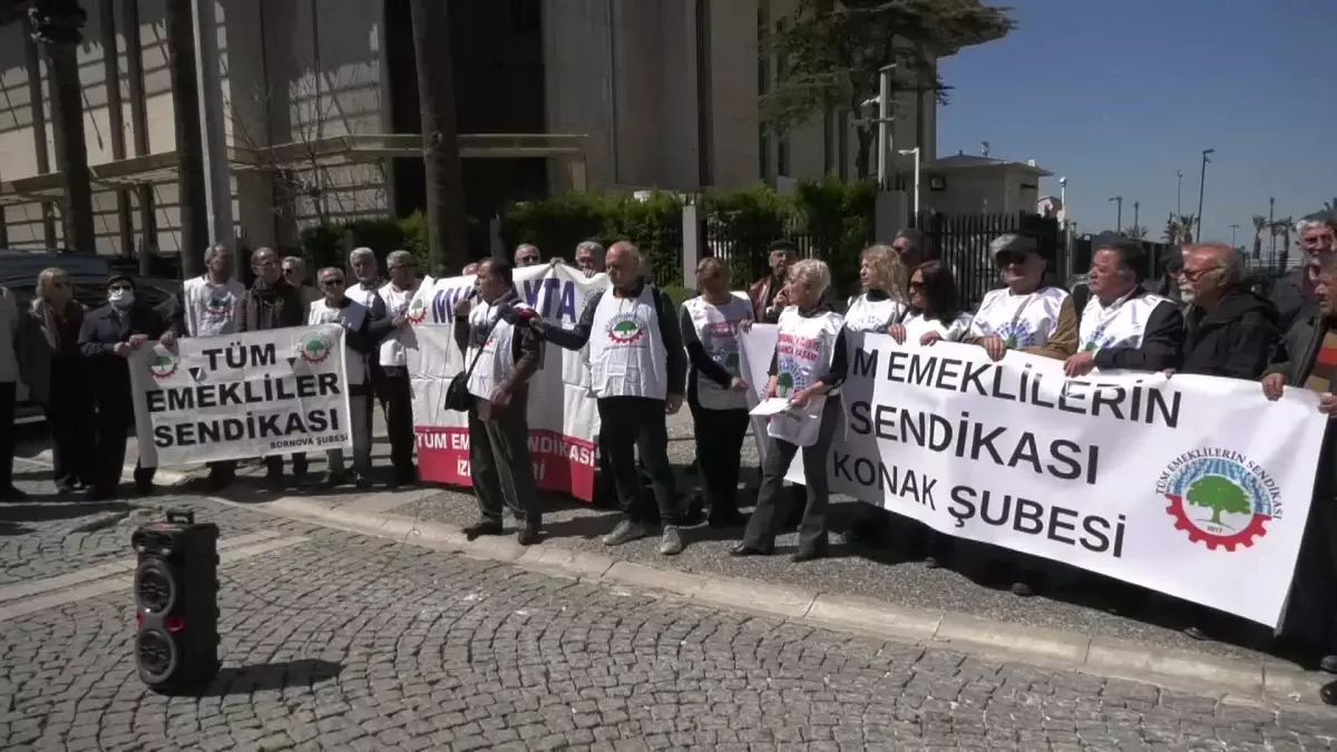 İzmir\'de Emekliler 7 Bin 500 Liranın Üstündeki Emekli Maaşlarında Artış Yapılmamasına Tepki Gösterdi