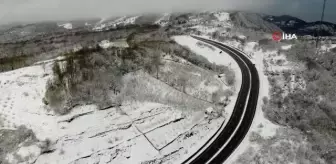 Karadeniz sahil yolundaki kar manzaraları böyle görüntülendi