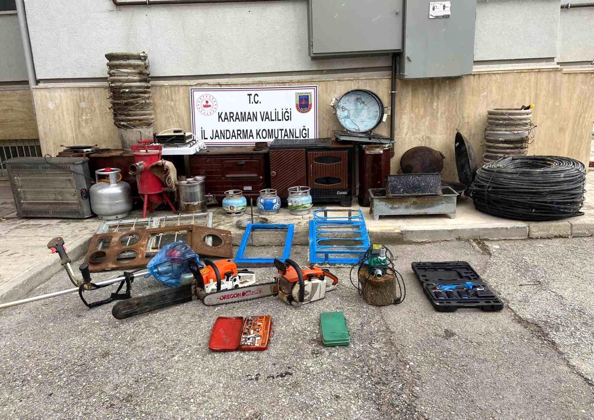Karaman\'da aile görüntüsü vererek hırsızlık yapan 4 kişi yakalandı