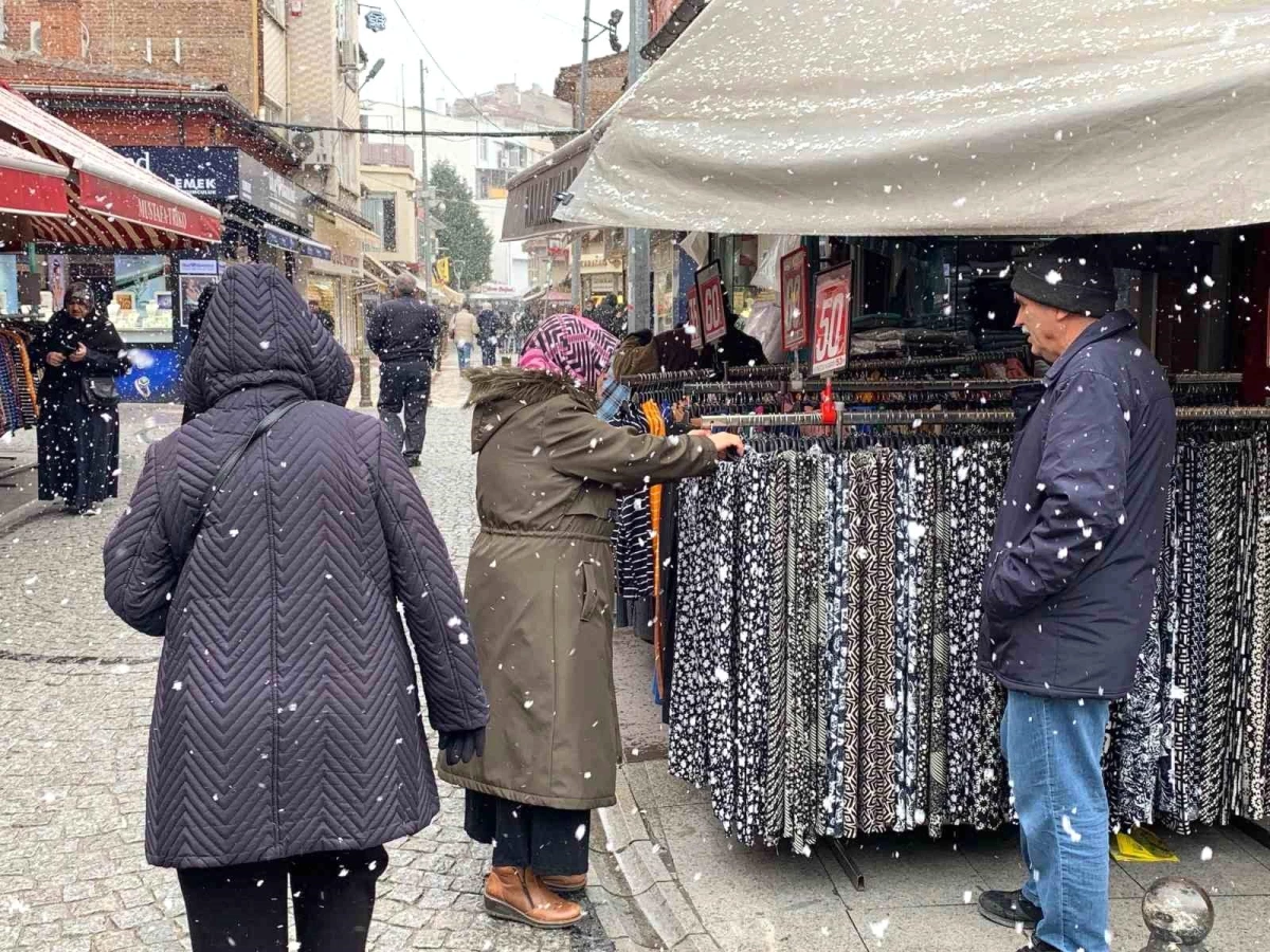 Karlı ve soğuk havaya rağmen alışveriş kalabalığı dikkat çekti