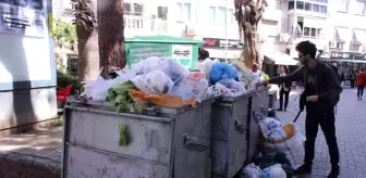 Karşıyaka'nın her köşe başında çöp yığını birikti