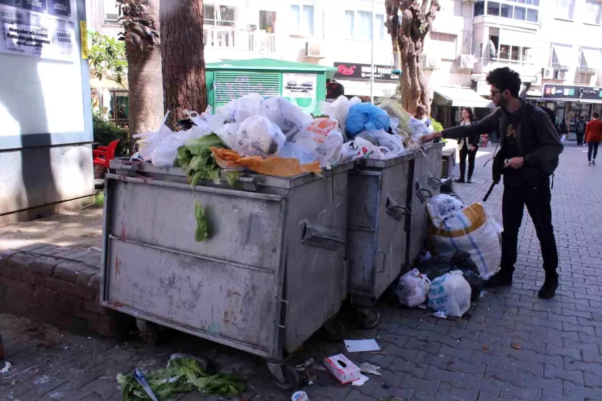 Karşıyaka\'nın her köşe başında çöp yığını birikti