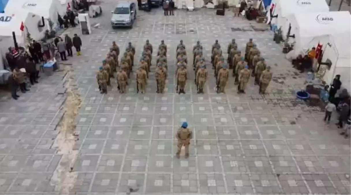 KOMANDOLAR, DEPREM BÖLGESİNDEKİ GÖREVLERİNİ MARŞ OKUYARAK TAMAMLADI