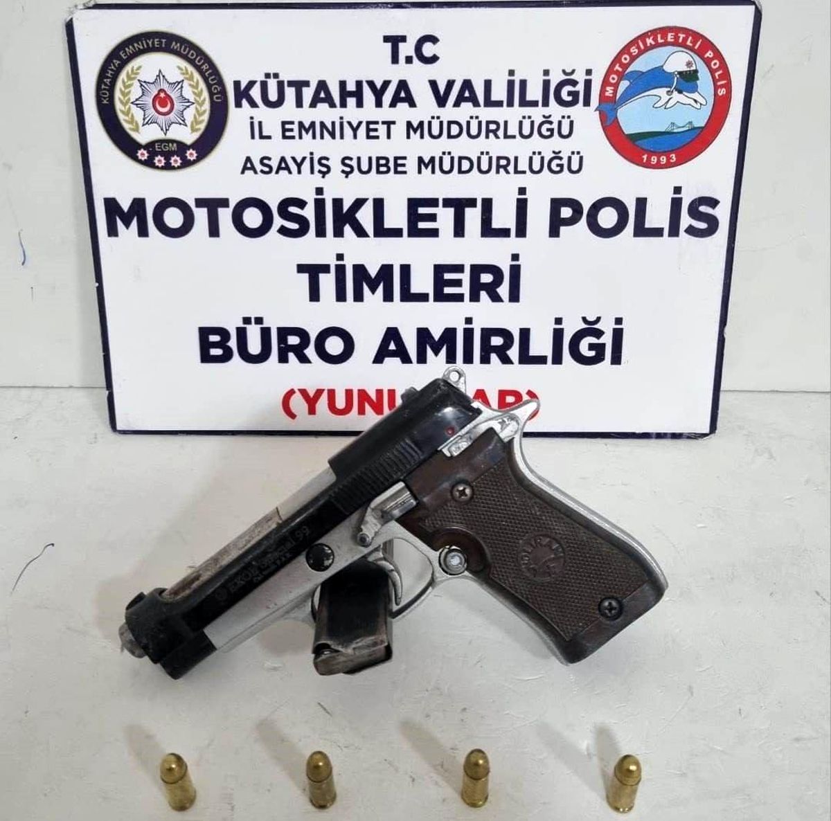 Kütahya\'da bir kişinin üzerinde ruhsatsız tabanca ele geçirildi