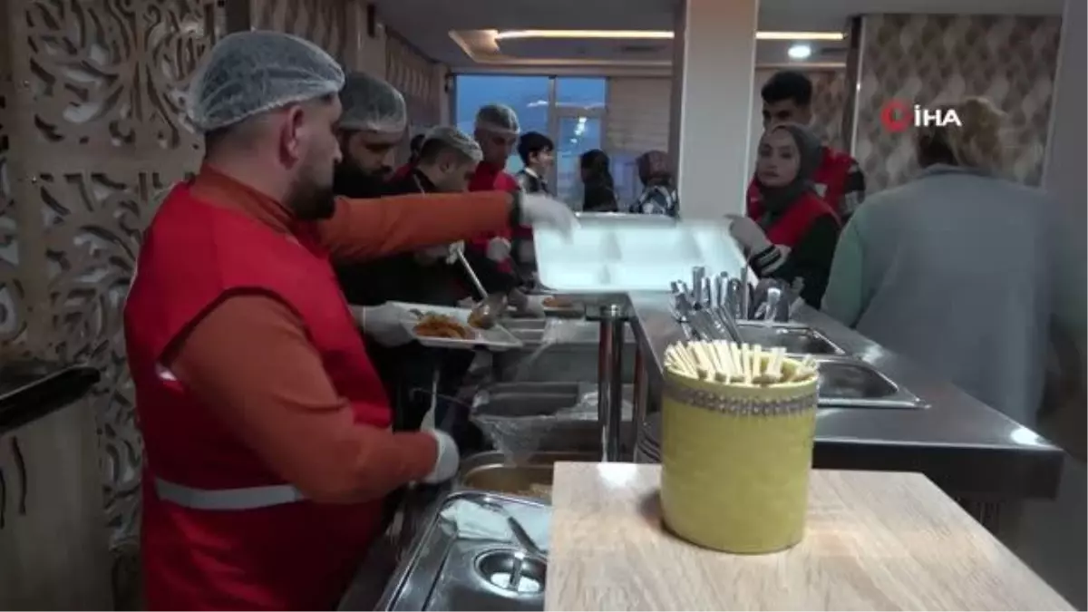 Muş\'ta Tük Kızılay\'ı depremzedeler için iftar programı düzenledi