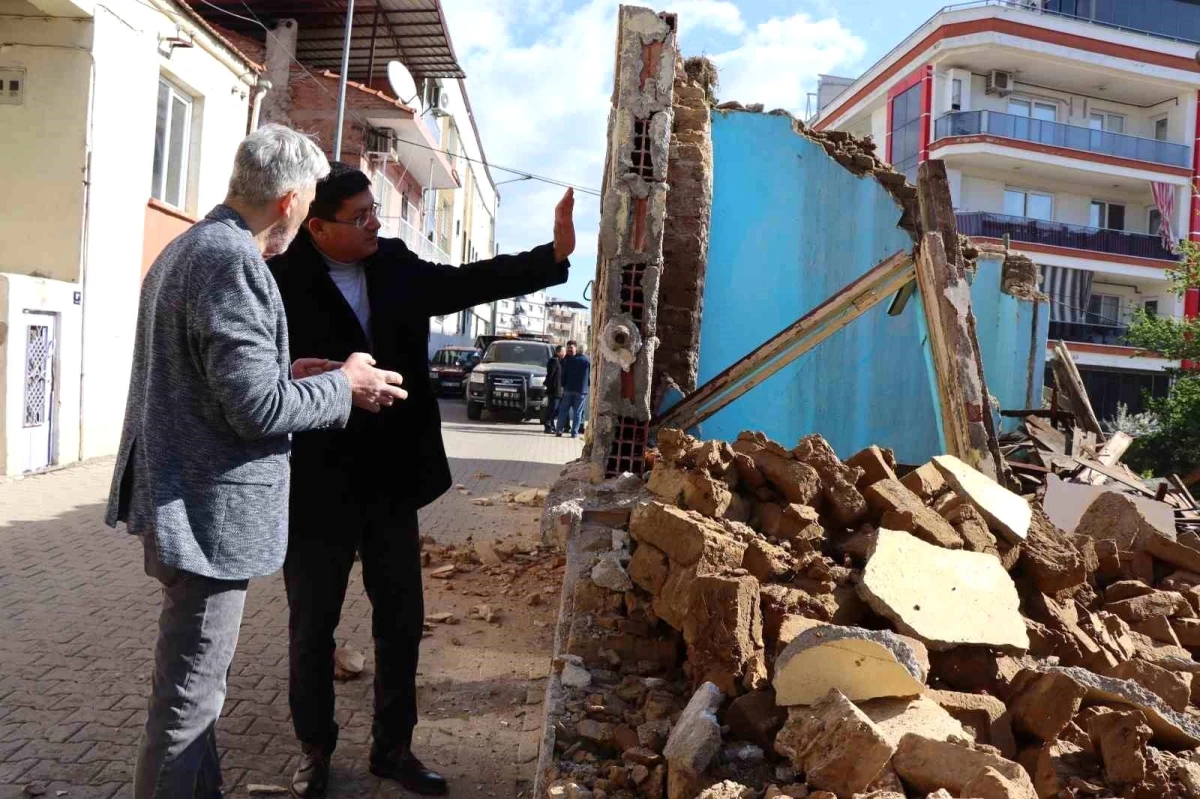 Nazilli\'de metruk binaların yıkımına devam ediliyor