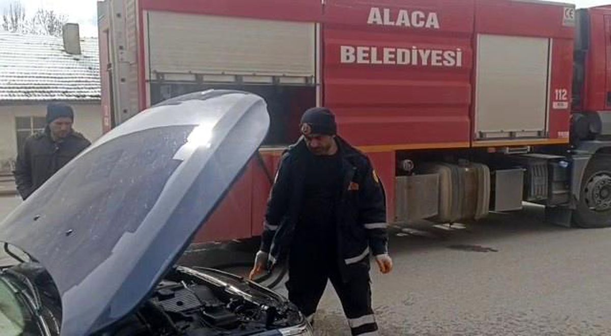 Seyir halindeki otomobilde çıkan yangını itfaiye ekipleri söndürdü