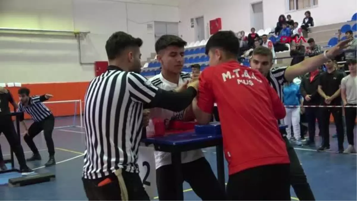 SPOR Bitlis\'teki bilek güreşi müsabalarına 12 ilden 300 sporcu katıldı