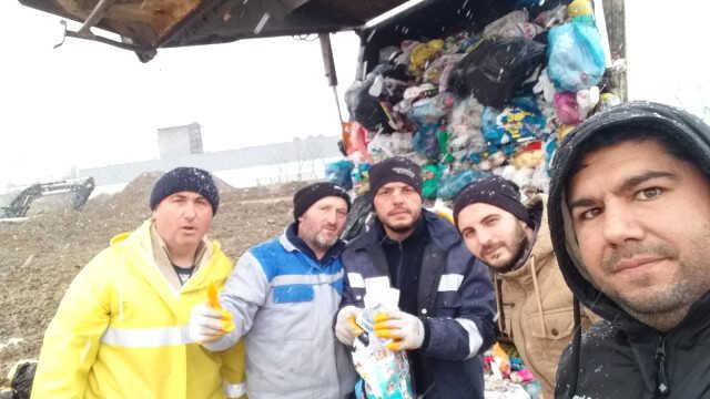 Tablet almak için para biriktirdiği kumbarayı yanlışlıkla çöpe attı