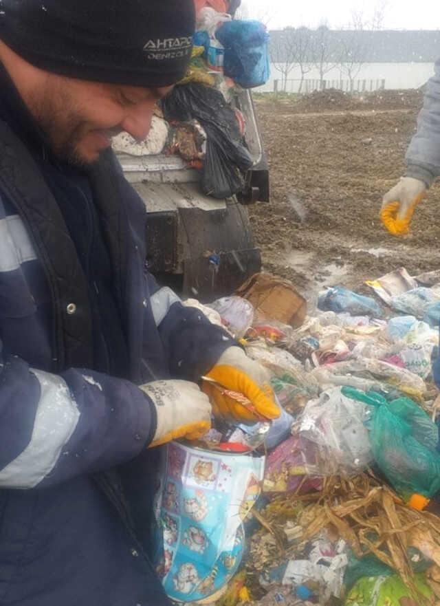 Tablet almak için para biriktirdiği kumbarayı yanlışlıkla çöpe attı