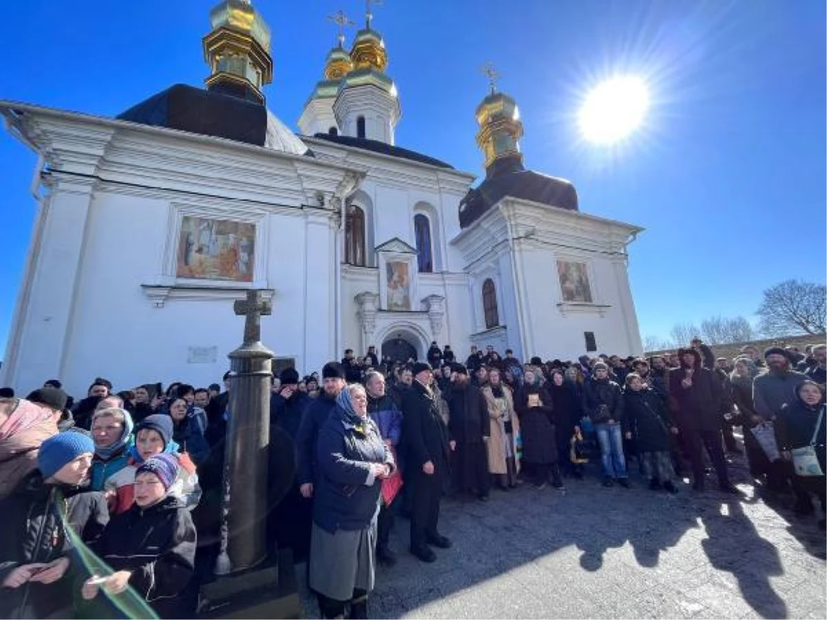 Tahliyesi istenen Ukrayna Ortodoks Kilisesi\'nin yerleşkesinde gergin bekleyiş