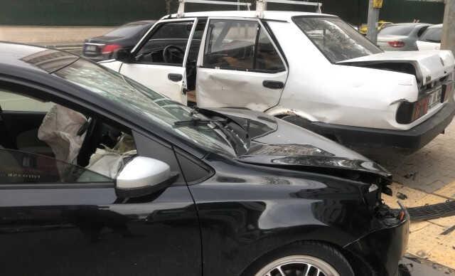 Talihsizliğin böylesi: Bir saat önce satın aldıkları araçla kaza yaptılar